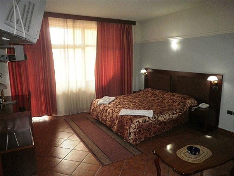 Hotel Elysee تيرانا الغرفة الصورة